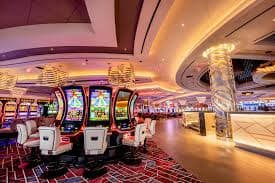 Studio live dengan multi-kamera dan dadu fisik Tampilan studio live dengan tiga dadu dan dealer profesional